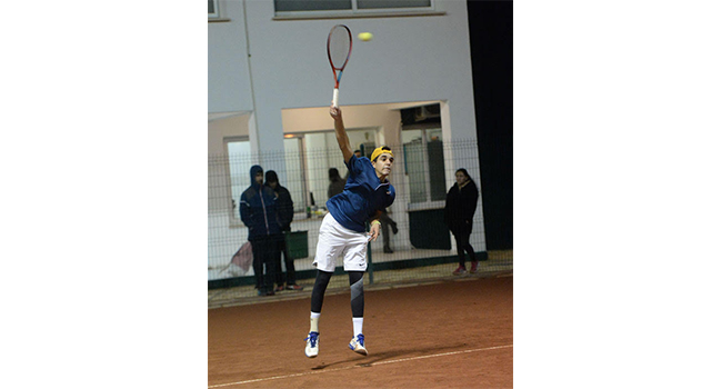 Teniste gençlerin mücadelesi sürüyor