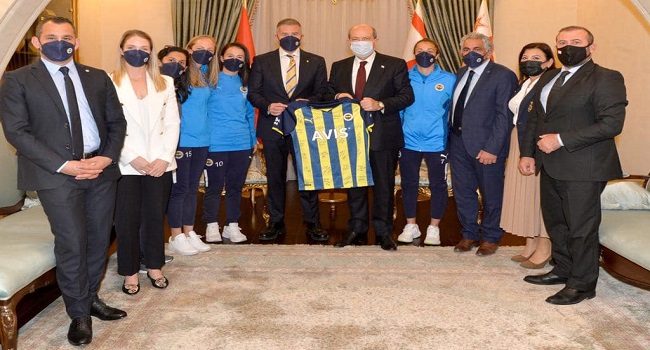 Tatar’a, Fenerbahçe forması hediye edildi