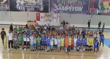 200 çocuk, basketbol şenliğinde buluştu
