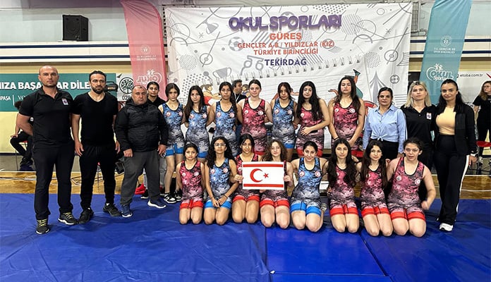 Kızlar Türkiye’de ilk kez güreştiler