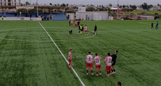 Maraşlılar hakemi durarak protesto ettiler