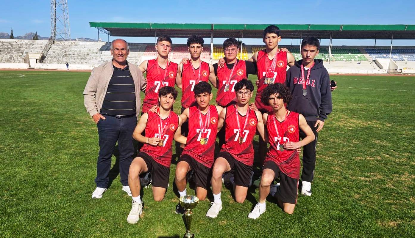 Genç erkeklerde Bülent Ecevit Anadolu Lisesi şampiyon