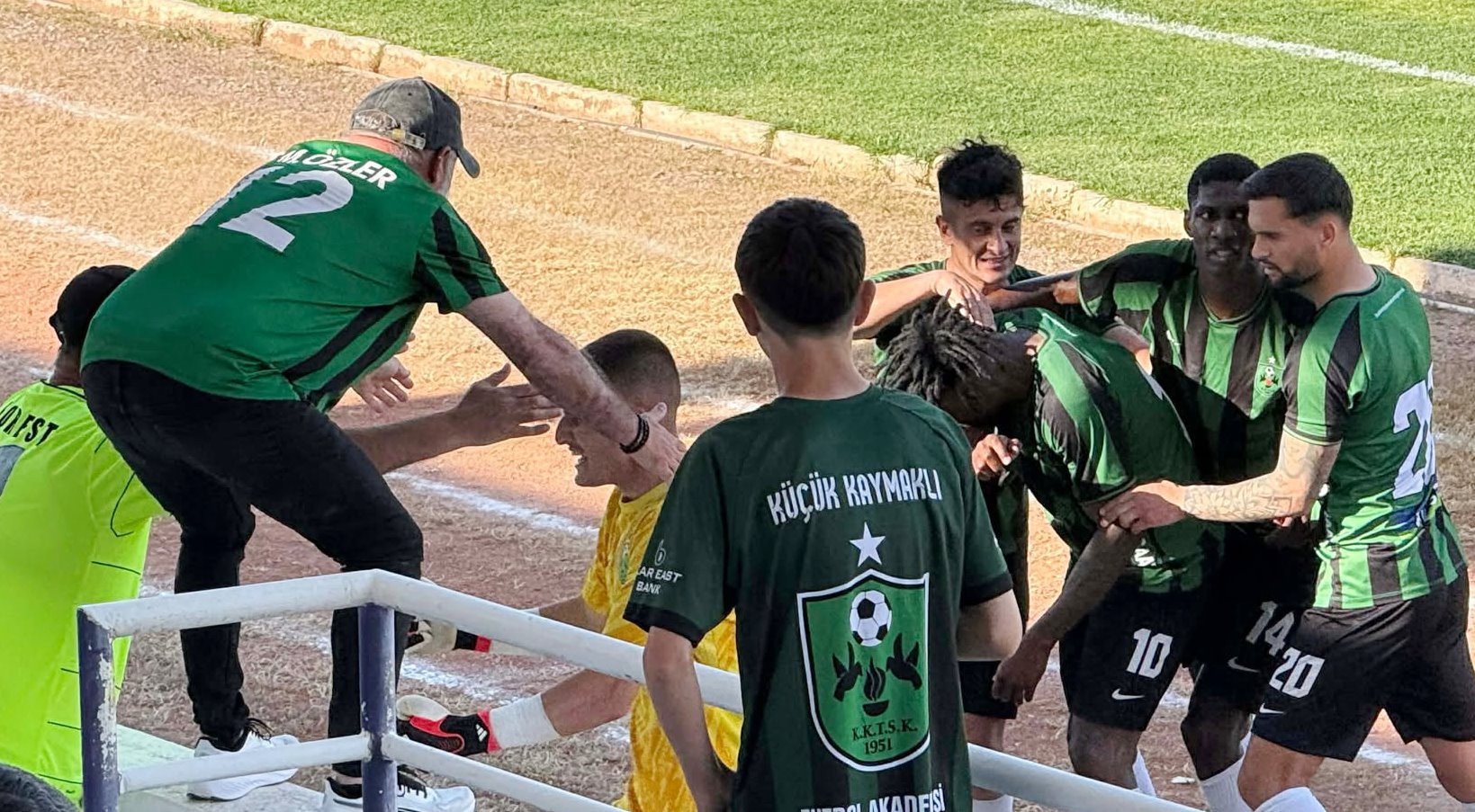 FUTBOLCULAR BAŞKAN ÖZLER’E KOŞTULAR