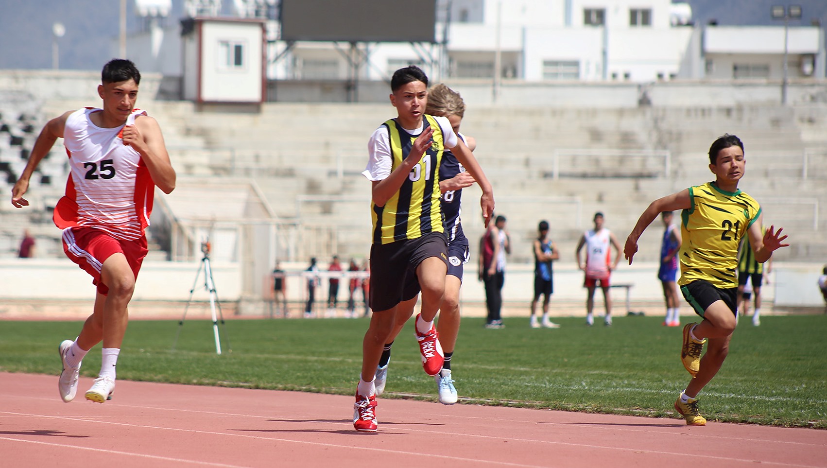 ERKEKLERDE ŞEHİT TURGUT ORTAOKULU BİRİNCİLİĞE KOŞTU