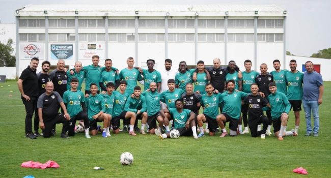 ŞAMPİYON SAHAYA İNİYOR   